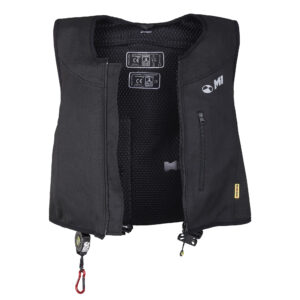 Chaleco airbag Motoairbag MAB v3 colocado sobre chaqueta de motorista, vista frontal